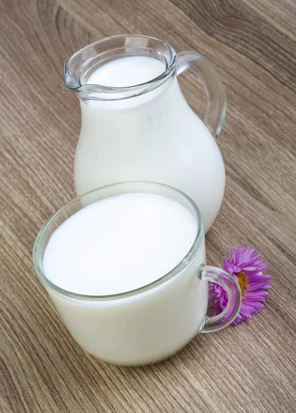 Leche en vaso y jarra — Foto de Stock