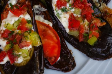 ızgara patlıcan domates ile