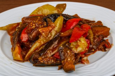 Otlar ile kavrulmuş sebze