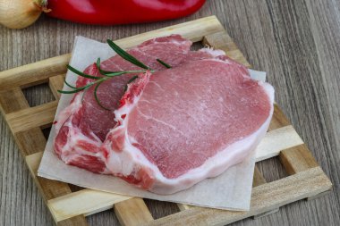 pişmemiş domuz biftek