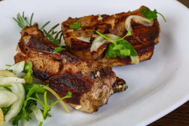 Izgara domuz pirzolası.