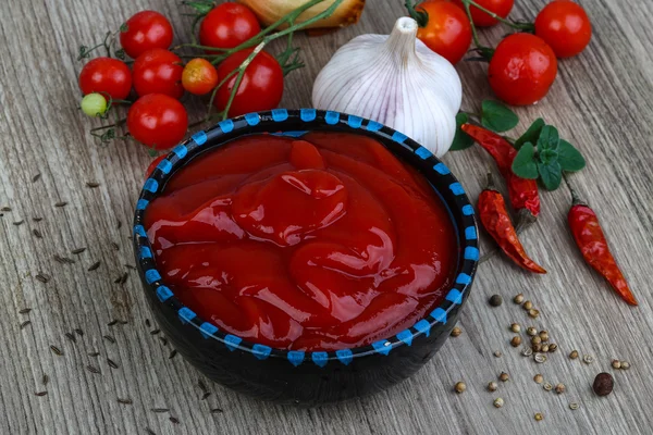 Paradicsom ketchup gyógynövényekkel — Stock Fotó