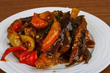 Otlar ile kavrulmuş sebze