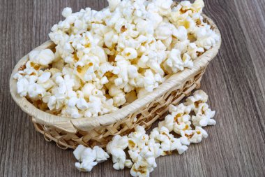 sepet sıcak patlamış mısır