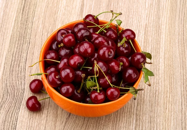 Cerejas maduras na tigela — Fotografia de Stock