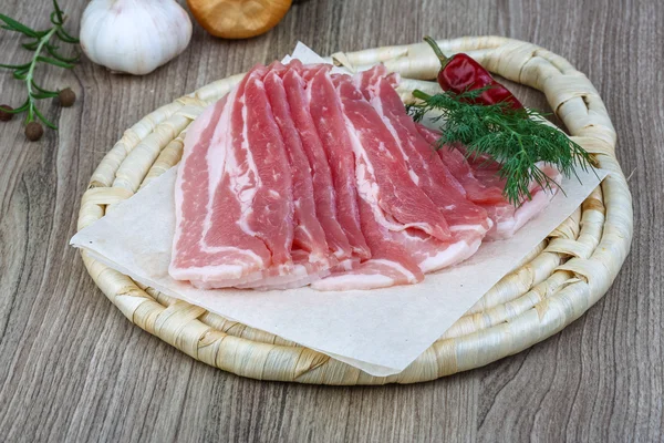 Rå bacon med dill lämnar — Stockfoto
