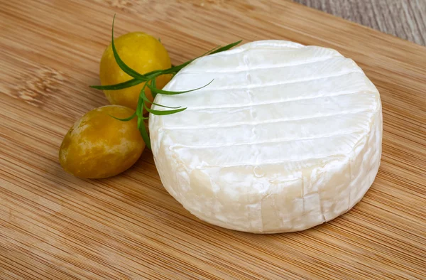 Queijo Brie redondo — Fotografia de Stock