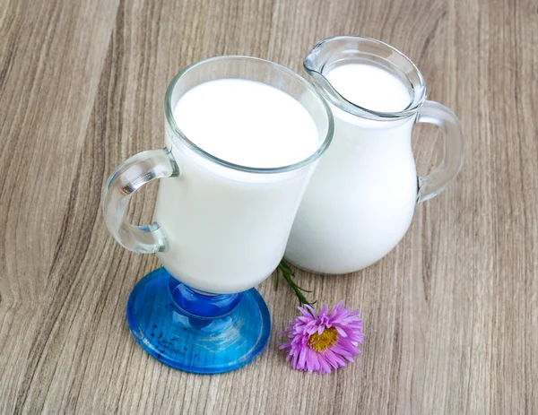 Mjölk i glas och kanna — Stockfoto