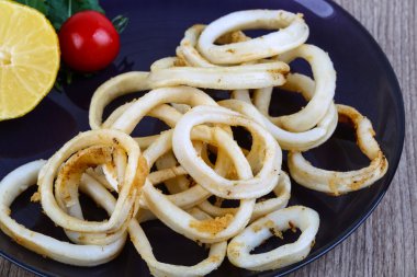 Kızarmış kalamar halkaları