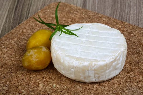 Στρογγυλό τυρί Μπρι — Φωτογραφία Αρχείου