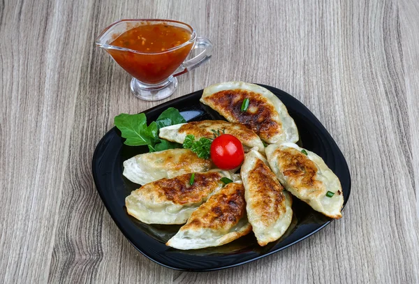 Japonská tradiční kuchyni - smažené Gyoza — Stock fotografie