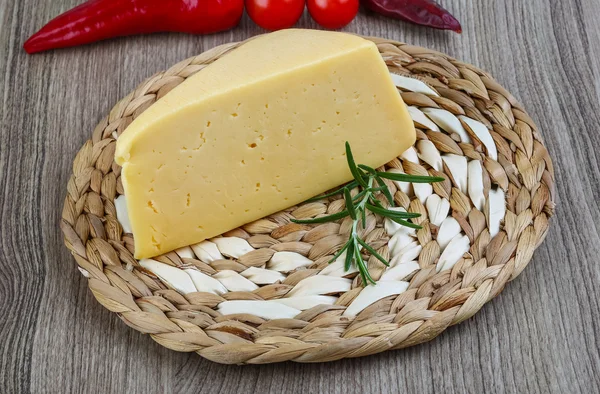 Queso amarillo con pimienta — Foto de Stock