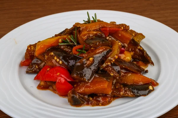 Otlar ile kavrulmuş sebze