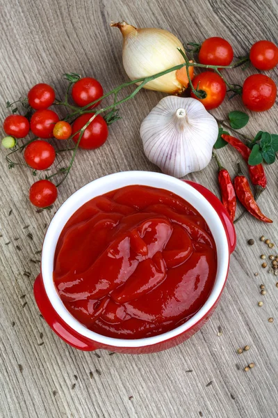 Ketchup de tomate com ervas — Fotografia de Stock