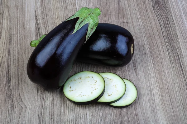 Verse rijpe rauwe aubergine — Stockfoto