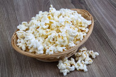 sepet sıcak patlamış mısır