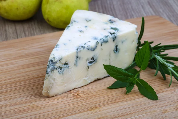 Queso azul con romero —  Fotos de Stock