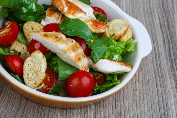 Tavuklu Sezar salatası