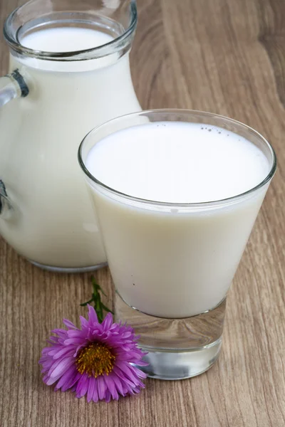 Milch in Glas und Krug — Stockfoto