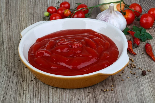 Ketchup de tomate com ervas — Fotografia de Stock