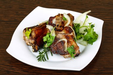 Izgara domuz pirzolası.