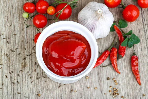 Tomatenketchup mit Kräutern — Stockfoto