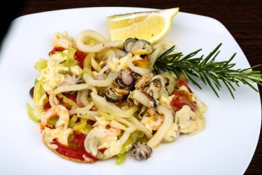 Deniz ürünleri peynir ile kokteyl