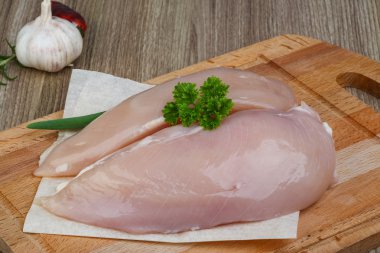 Çiğ tavuk göğsü.