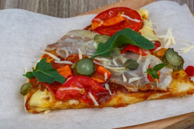 Rucola ve Kapari pizza