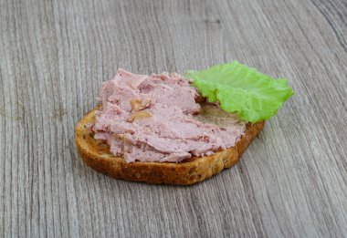 Pate sandviç salata ile