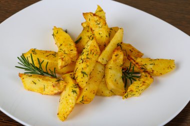 Dereotu ve biberiye ile kavrulmuş patates