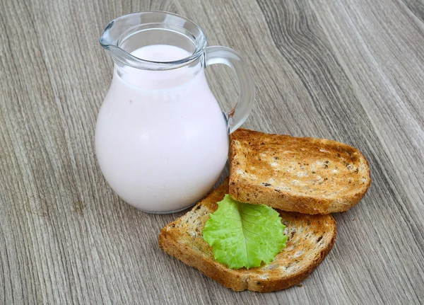 Joghurt und Toastbrot — Stockfoto