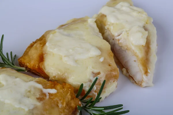 在奶油和奶酪酱烤的鲈鱼 — 图库照片