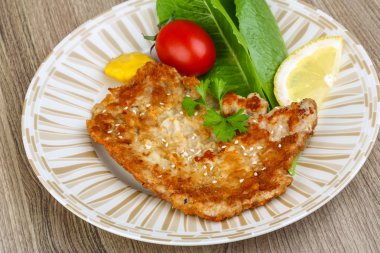Susam ile domuz eti schnitzel
