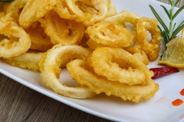 Kızarmış kalamar halkaları