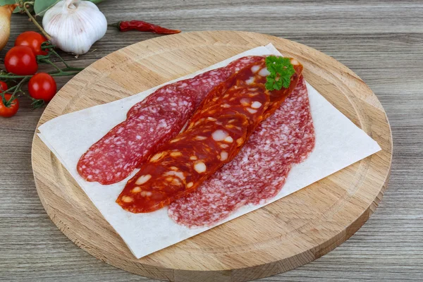 Salame salsicha com salsa — Fotografia de Stock