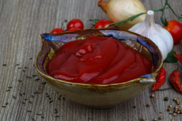 Tomatketchup med örter — Stockfoto