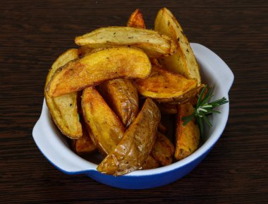 Biberiyeli kızarmış patates.