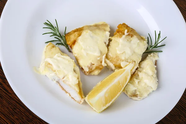 Sült sügér, a tejszín és a sajt mártással — Stock Fotó