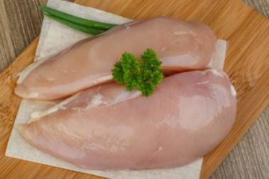 Çiğ tavuk göğsü.