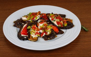 ızgara patlıcan domates ile