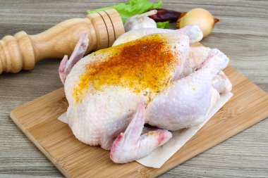 Baharatlı çiğ tavuk.