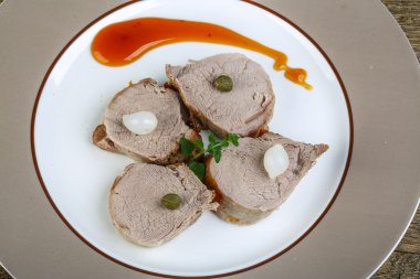 Domuz eti soslu pişmiş