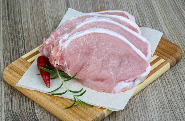 pişmemiş domuz biftek