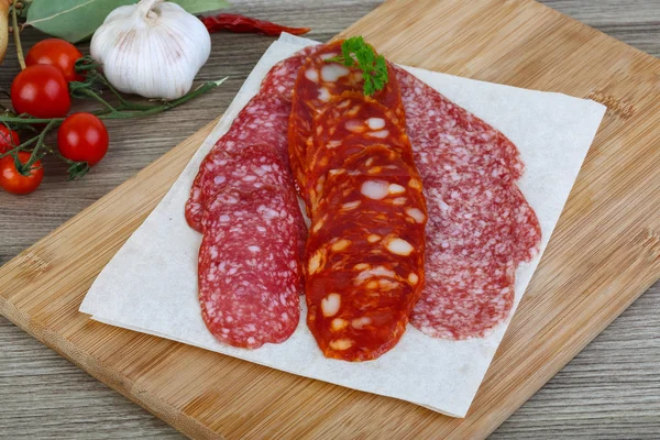 Salami worst met peterselie — Stockfoto