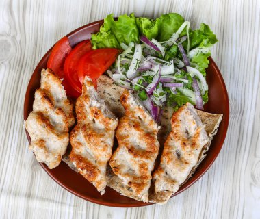 Tavuk kebabı soğan ile