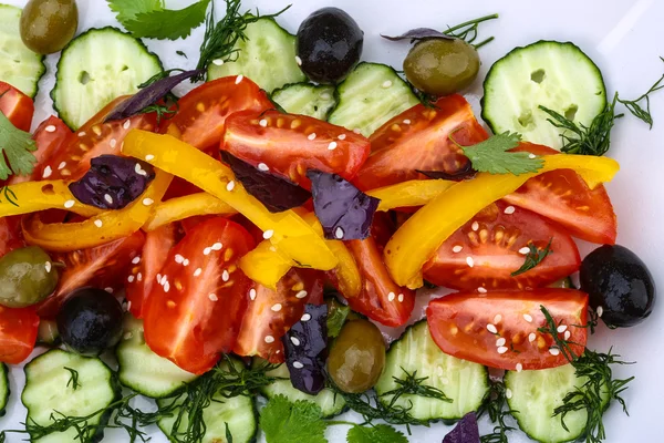 Salada com tomate, pepino e azeitonas — Fotografia de Stock