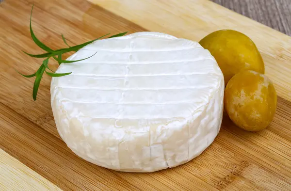 Yuvarlak Brie peyniri — Stok fotoğraf