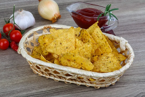 Chipsy nachos z gorącym sosem pomidorowym — Zdjęcie stockowe