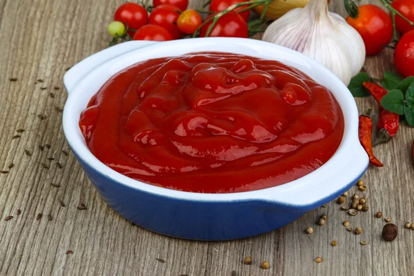 Ketchup de tomate com ervas — Fotografia de Stock